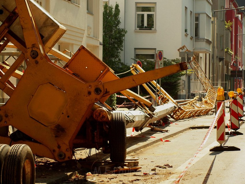 Baukran umgestuerzt Koeln Suelz Suelzguertel P079.JPG